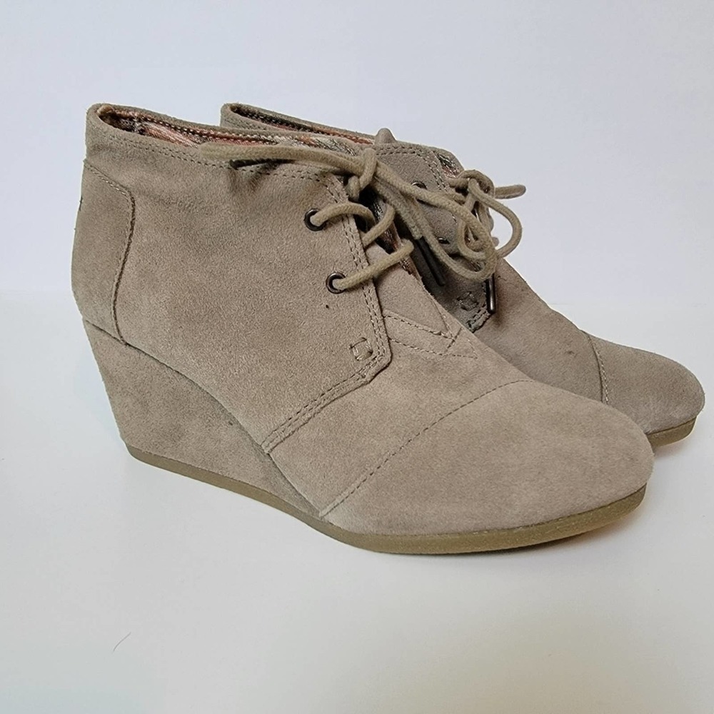 TOMS Women's Size 7.5 and 6.5 Wedge Bootie Tie Tan Suede Leather Kala